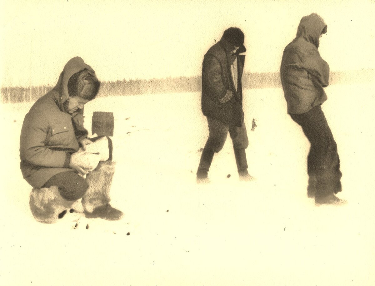 Спасение  от ветра в мороз при посадке "вертушки". Начальник СРП Латышев Олег Константинович, Кузнецов Сергей и Абрамов Валентин.