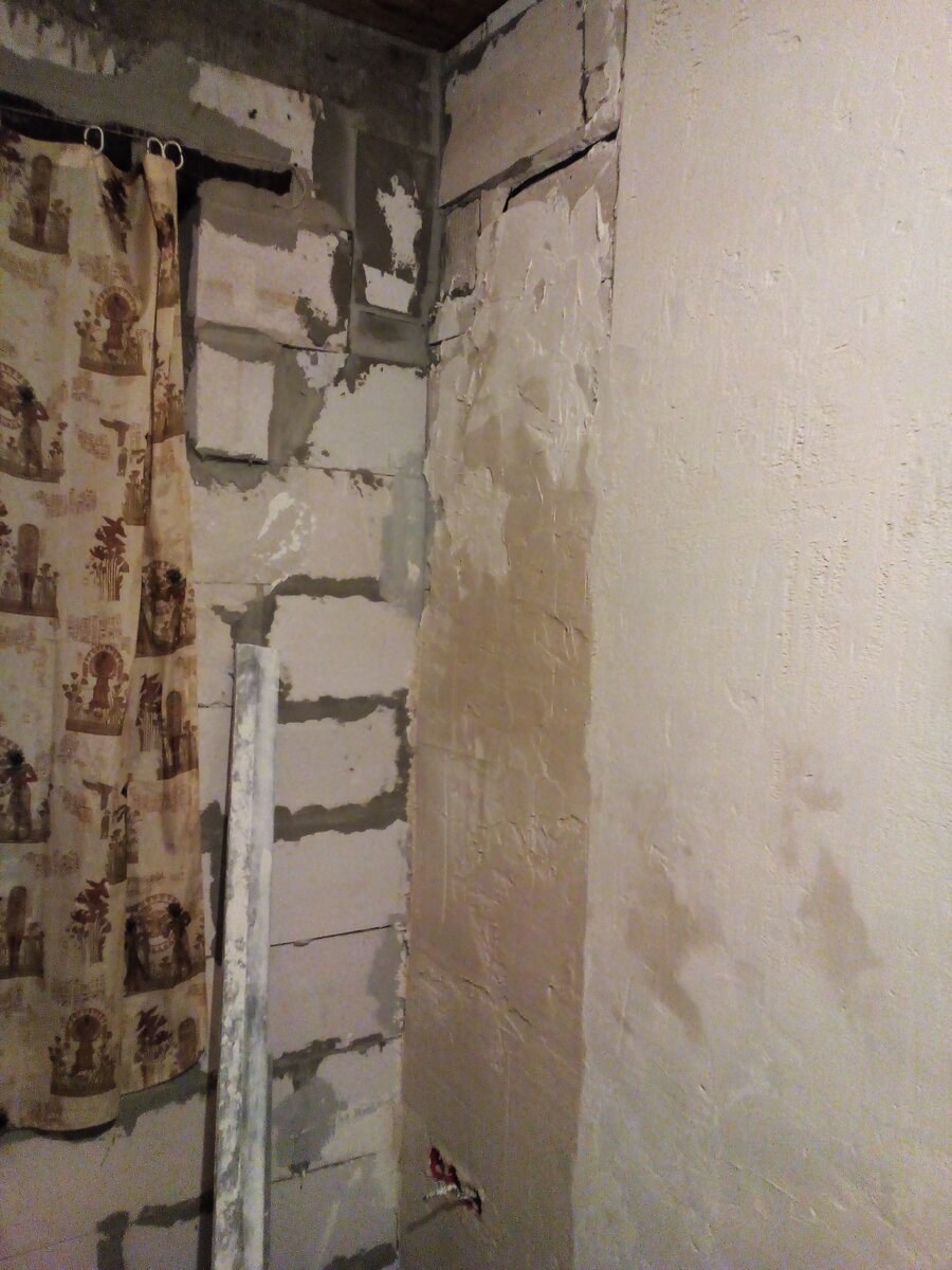Оштукатуривание стен. Электроразводка была сделана мною заранее