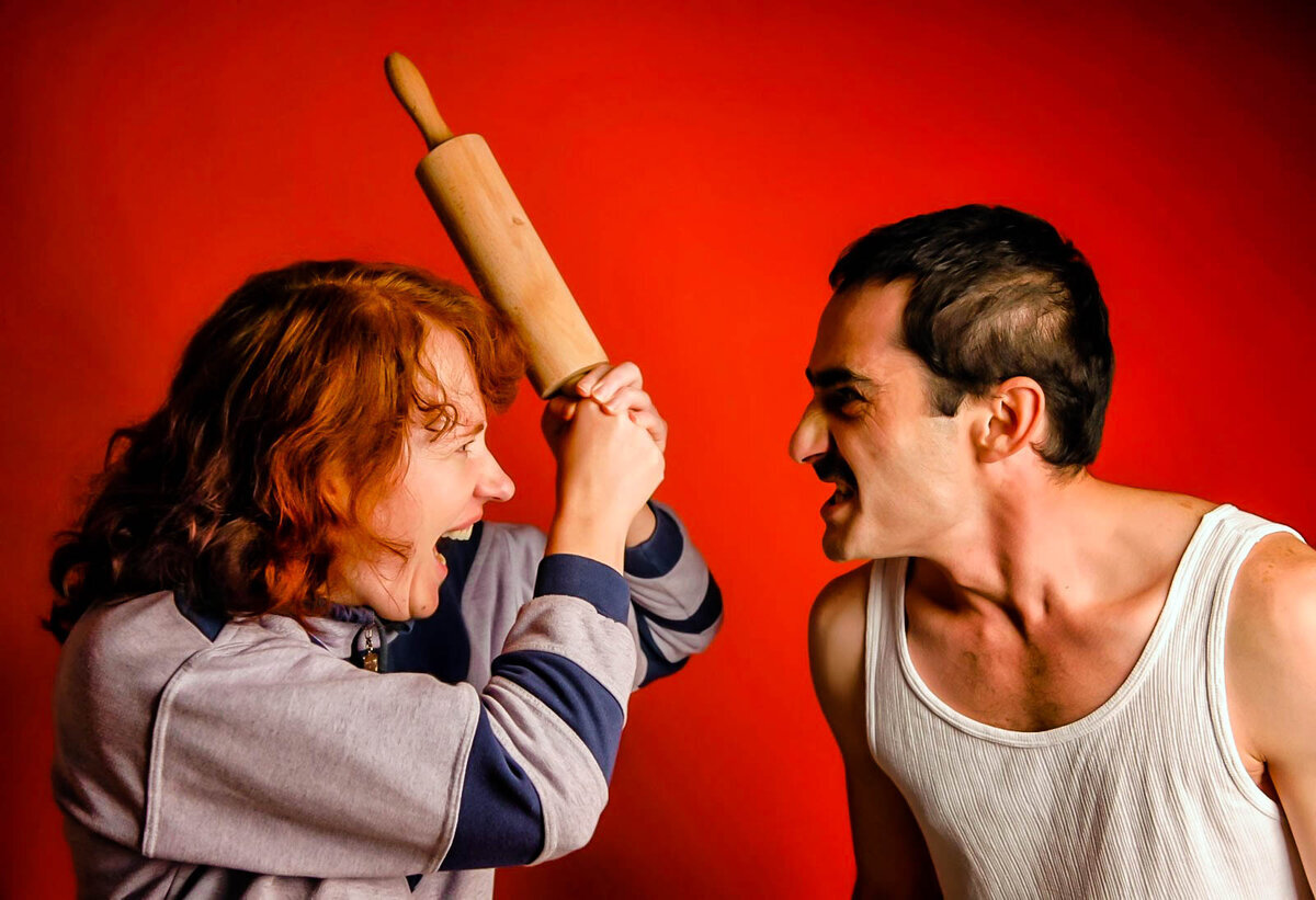 конфликты между родителями. семейные ссоры и конфликты. родители ругаются. семейно бытовой конфликт. ссора между супругами.