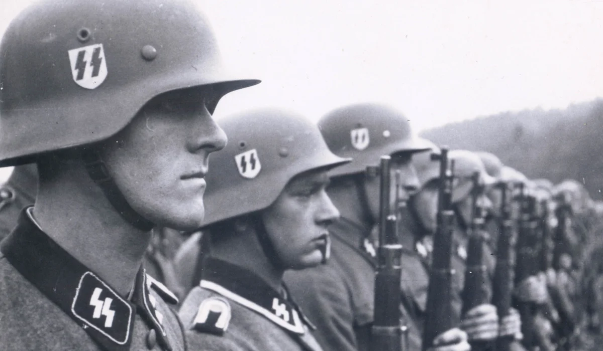 Вермахт расшифровка. Солдаты Waffen SS. SS 3 Рейх. Солдат СС Вермахт. Waffen SS (войска СС)..