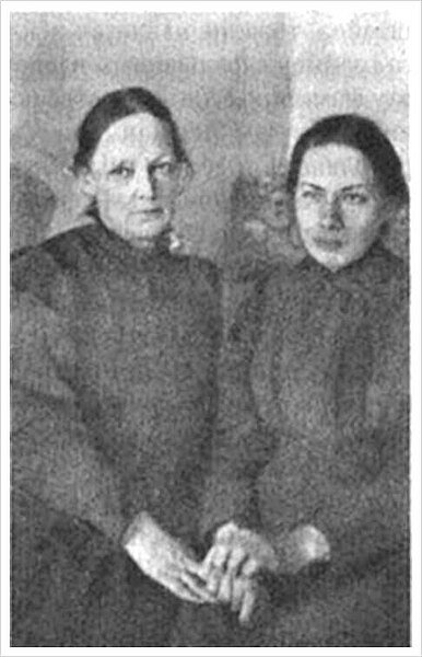 Надежда Крупская с матерью. 
