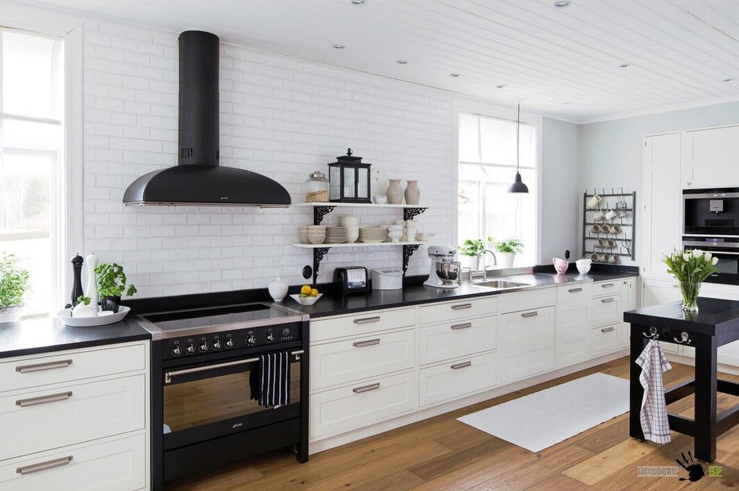 Черная столешница и светлые фасады (фото найдено на просторах интернета)