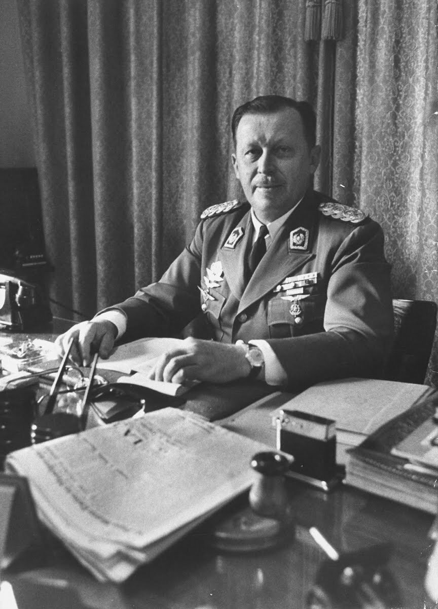 Альфре́до Стре́сснер Матиауда(1912-2006)-парагвайский военный и политик, фашист
