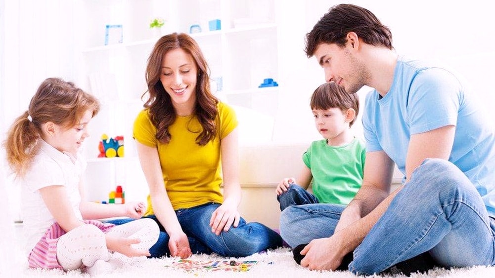 проводите время с семьей