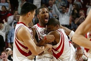 Картинка взята из просторов интернета.Слева Яо Мин в центре Трейси Макгрейди