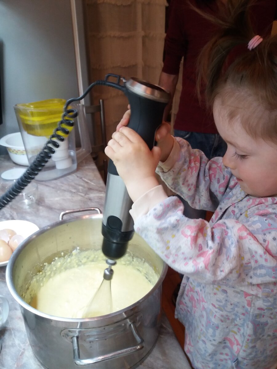 А теперь и младшая при деле!