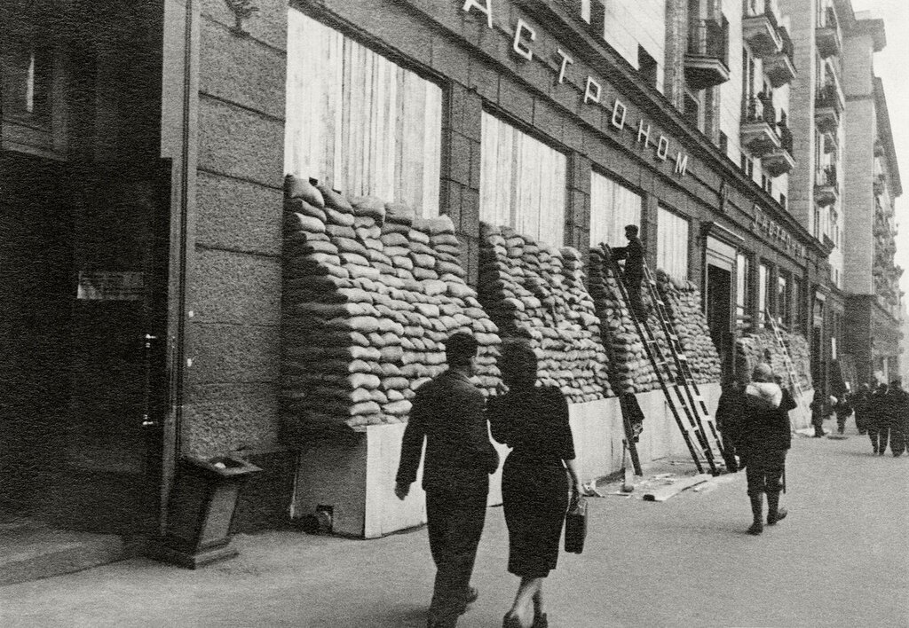 Гастроном
Сергей Струнников, 1941 год, г. Москва, ул. Горького, МАММ/МДФ.
 