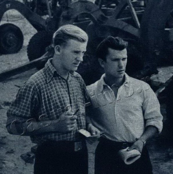 О женской моде 50-х годов ( в т.ч. и о женской моде 50-х годов в СССР) написано не мало. А вот о мужской моде пишут не так много и не так часто. Возможно, потому, что в 50-х годах мужская мода не менялась так кардинально, как женская. И все же, мужская мода 50-х достойна внимания, как и любая мода, которая имеет свою историю.

В этом посте я не буду рассматривать то, как одевались стиляги – это отдельная субкультура. Я просто опишу, как одевались обычные мужчины в 50-х годах в СССР.

Военная форма. Хотя после окончания Великой Отечественной войны прошло уже пять лет, на улицах городов встречалось много людей одетых в военную форму. Шинели, гимнастерки со споротыми погонами, шапки, фуражки, галифе, сапоги встречались в уличной толпе довольно часто до середины 50-х годов. Из-за дефицита тканей и одежды, мужчинам приходилось донашивать армейское обмундирование и в мирное время.