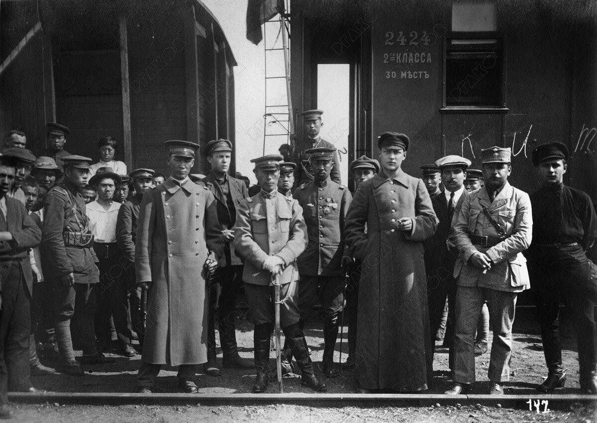 Представители миссий ДВР и японских оккупационных войск во время остановки на пути к станции Гонгота. Забайкальская железная дорога. Июль 1920. Фотограф не установлен. РГАКФД. Ал. 985 Сн. 118