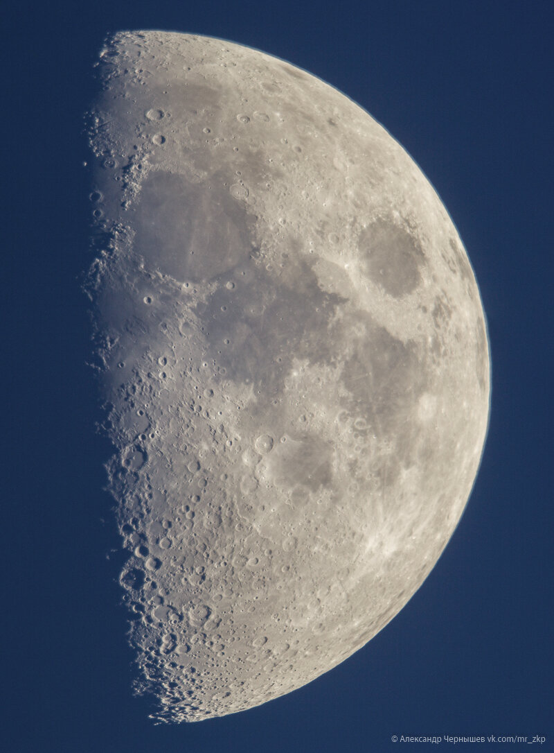 Луна в фазе первой четверти. Вид в телескоп. Фото автора.