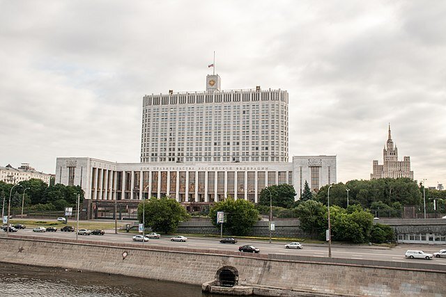 Фото взято из источника с открытой лицензией https://commons.m.wikimedia.org/wiki/File:White_House,_Moscow,_2009-06-22.jpg