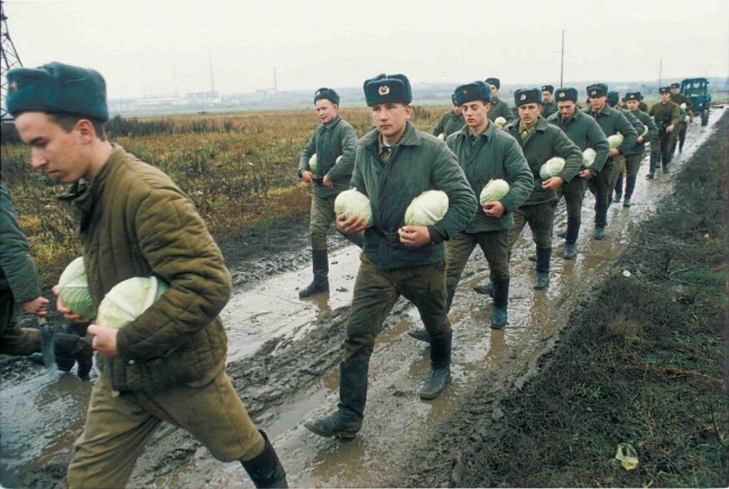 Российские военные а 90-е добывают себе еду