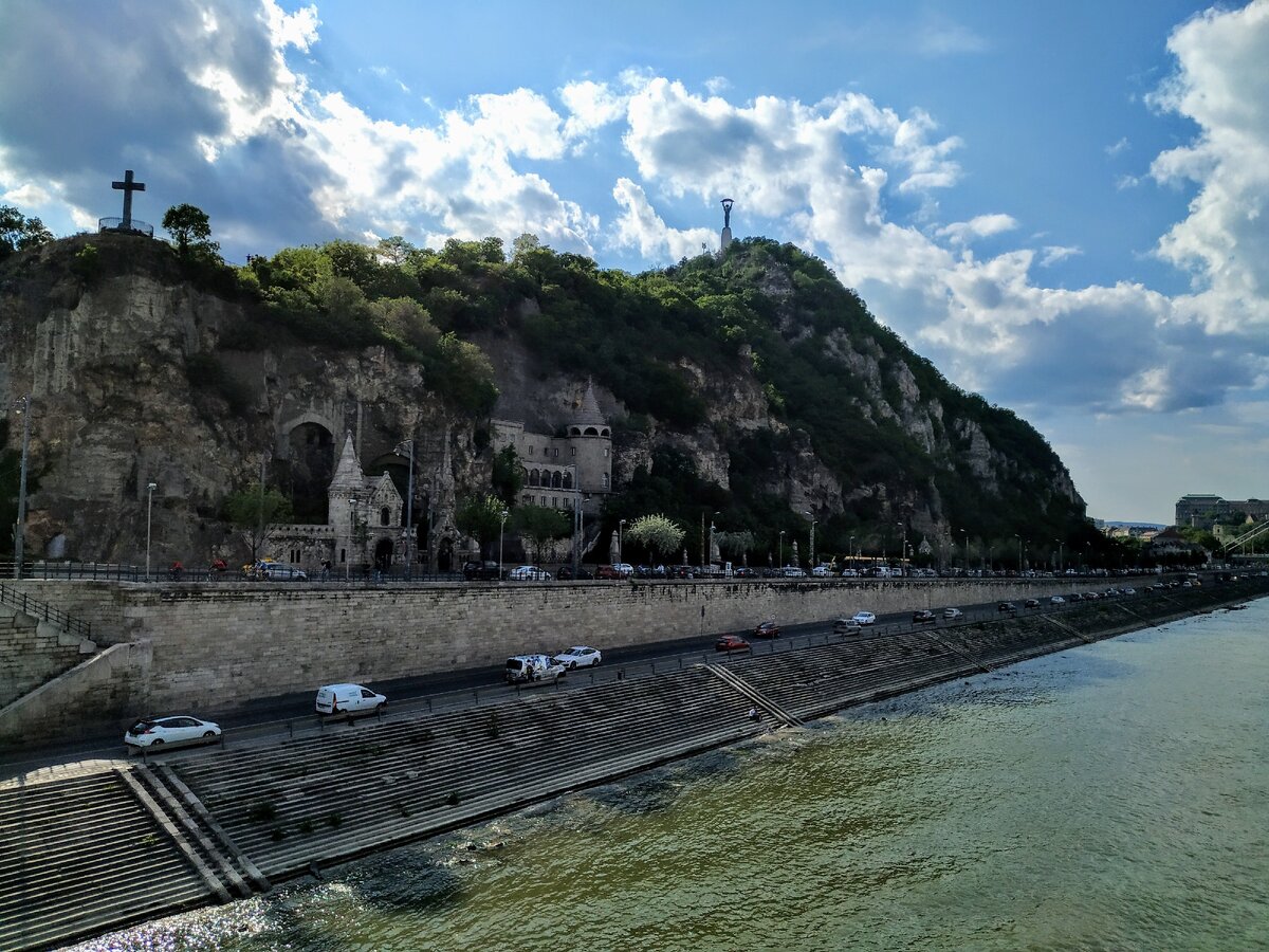 А вот и та самая гора Геллерт, на самой верхней точке виднеется Статуя Свободы, а внизу монастырь в скале - тоже рекомендуется к посещению!