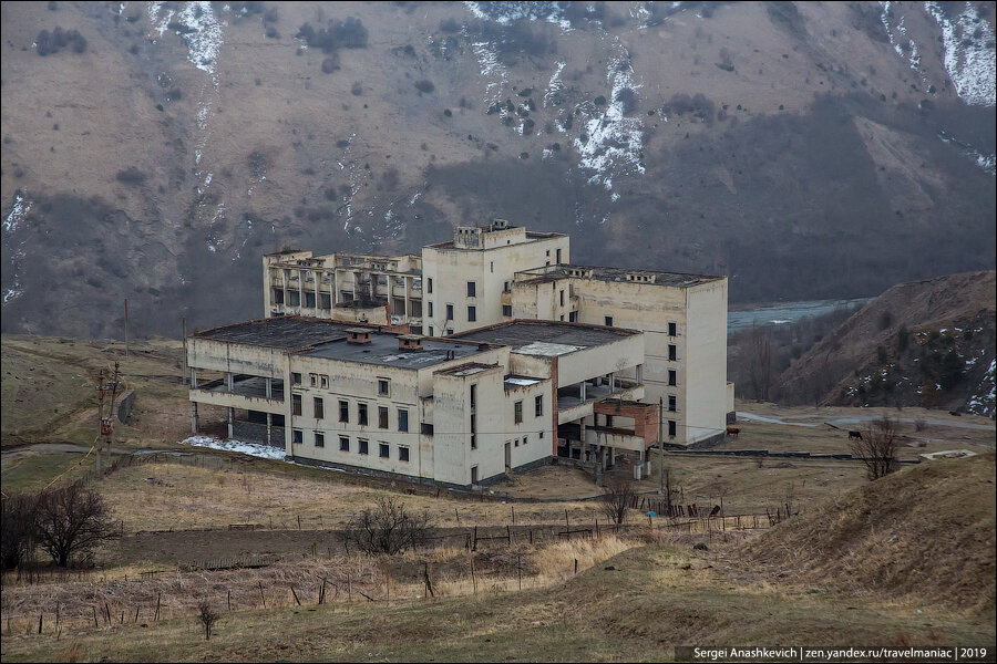 Сложно поверить, что в такой природной красоте люди живут настолько бедно. Северная Осетия, Даргавс