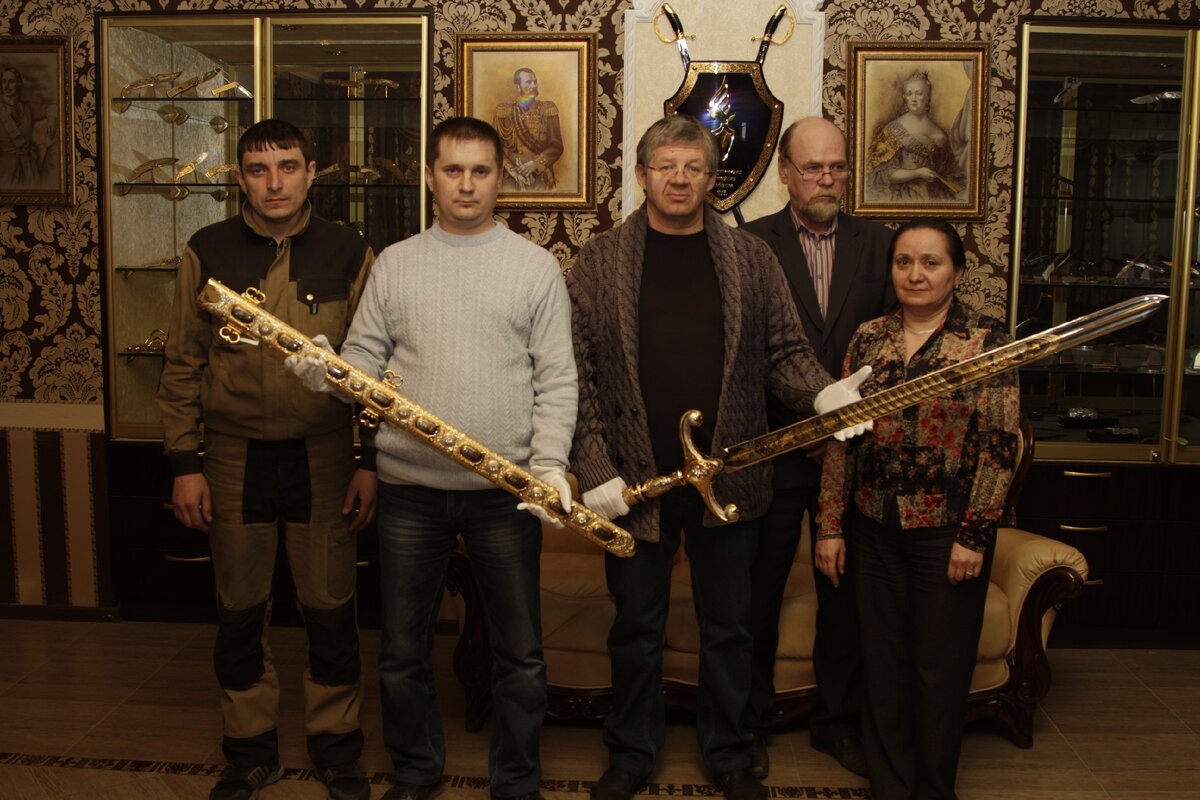 Коллектив мастеров Златоустовской оружейной фабрики