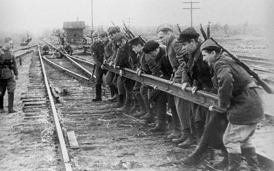 СССР. Белорусская ССР. Орша. Осень 1943 г. Участники партизанского движения во время разбора железнодорожного полотна в ходе рельсовой войны во время Великой Отечественной войны. Точная дата съемки не установлена. / ФОТО: ТАСС