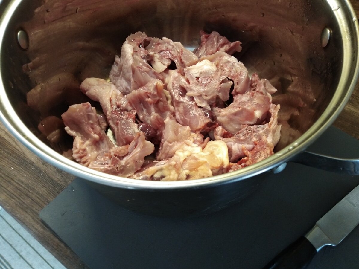 Курицу на кости разделать на средние куски.