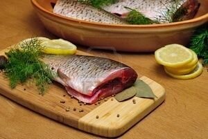     Перед приготовлением рыбу необходимо подвергнуть специальной обработке: помыть холодной проточной водой от слизи и крови. Затем нужно избавиться от чешуи (чистим от хвоста к голове), обрезать все плавники, распороть брюхо и вытащить внутренности, только постарайтесь не задеть желчный пузырь, если этого не удалось избежать, хорошо промойте рыбу водой и натрите место, куда попала желчь, солью.   