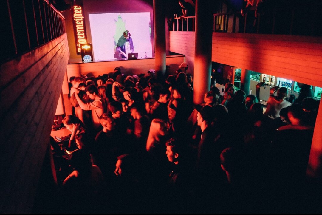 Клуб джем казань. Клуб джем казань. Бар френдс казань университетская. Джим бар казань. Ирландский паб tap & barrel pub.