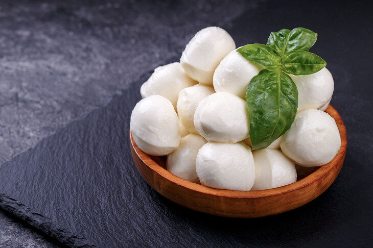 Моцарелла — очень нежный молодой сыр из коровьего молока, чаще всего имеющий форму шарика.