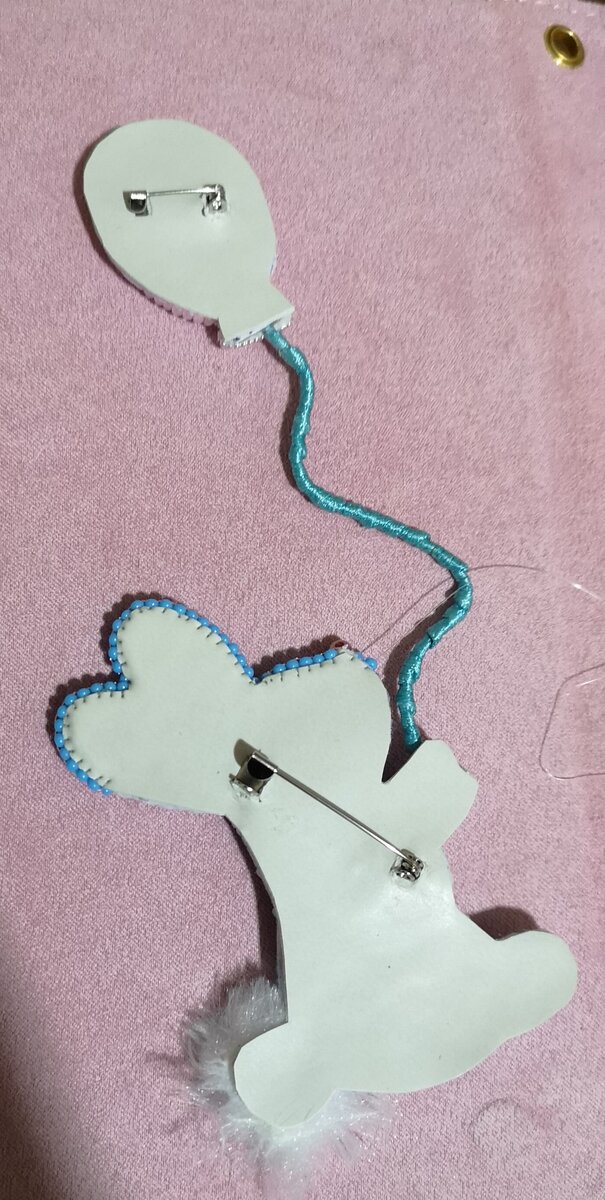 Я показала это фото как этап того, что нужно вставить застежку. А потом как будто только начала обшивать края. Хотя видно, что часть края уже обшита)))