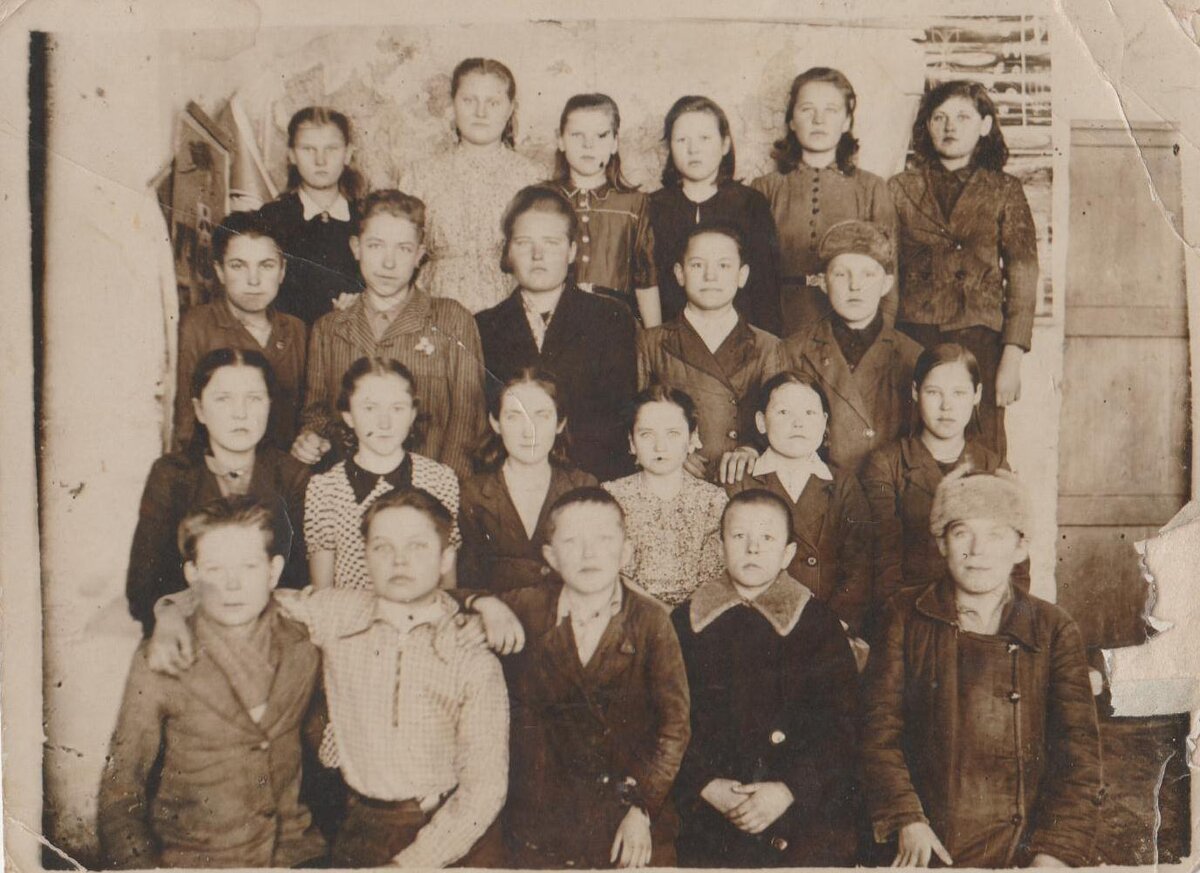 Вот, дети войны. Голодные, плохо одетые. Мама , в верхнем ряду крайняя справа. 