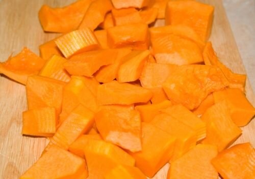     Для этого блюда тыкву нужно подобрать во-первых некрупную, во-вторых – столового сорта. Она будет и красивее, и ароматнее. Аккуратно срежем с нее корку, вырежем середину с мякотью и семенами. То, что осталось, нарежем тонкими ломтиками. Как раз их и должно быть около 600 граммов.   
