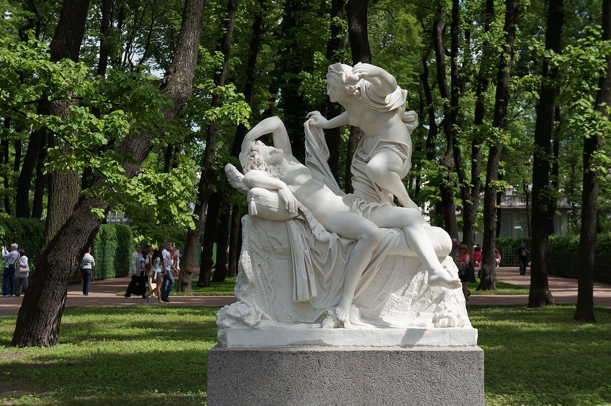 Скульптурная группа «Амур и Психея»: летний сад