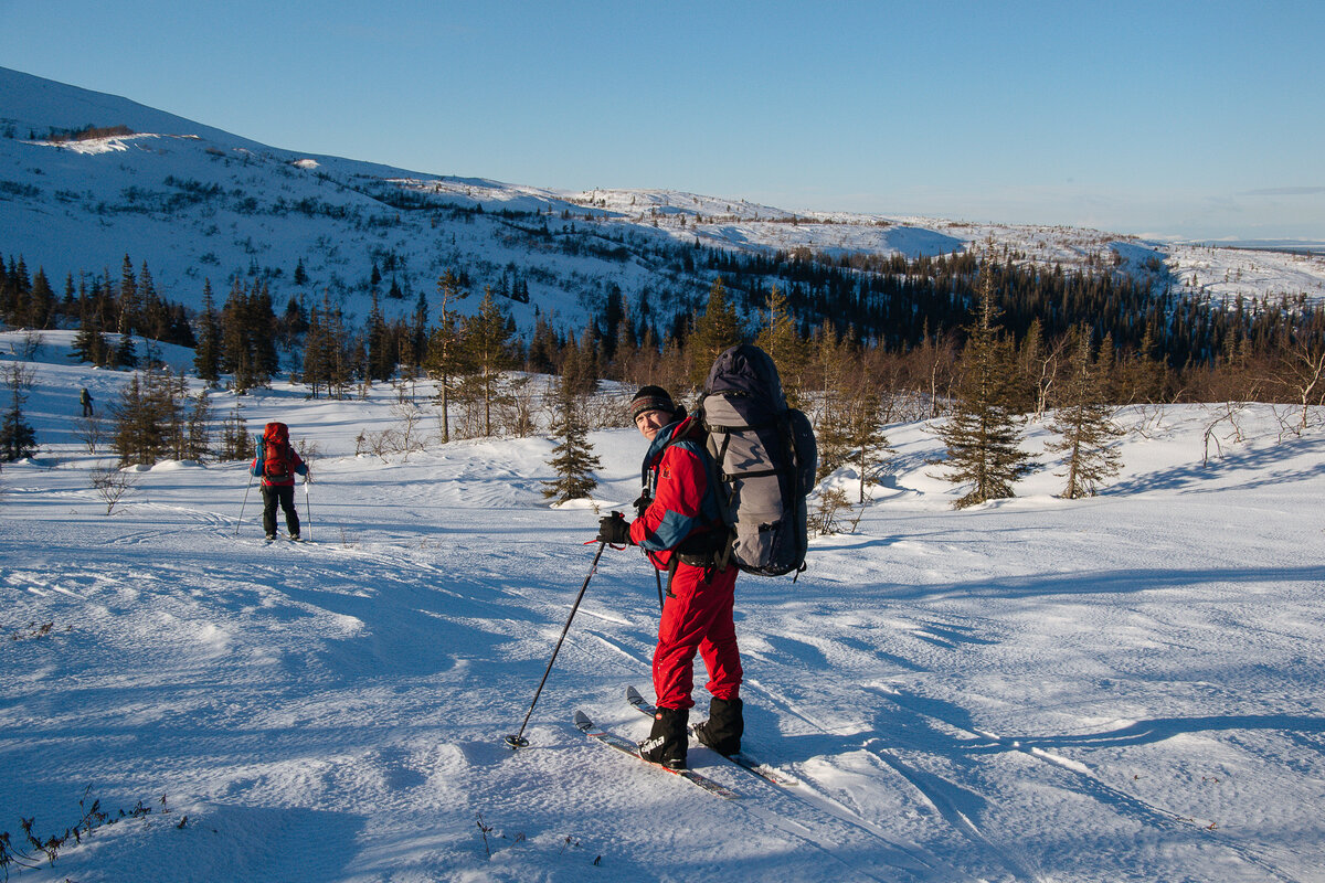 Туристу лыжнику было лень идти до проруби. Лыжный туризм. Зимний туризм. Лыжный поход. Виды лыжного туризма.