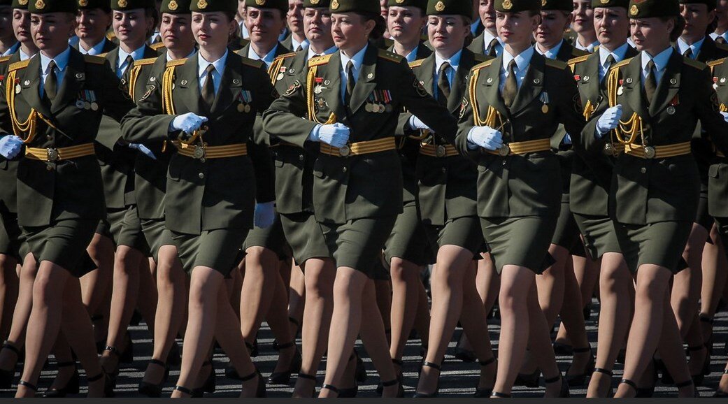 Тоже спёр из Яндекс-картинок. Эх, красиво идут, славянки! 
