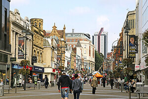 Одним из преимуществ ГДР является то, что инвестор покупает расписки и имеет практически те же права, что и инвестор, который приобретает акции напрямую на фондовом рынке.