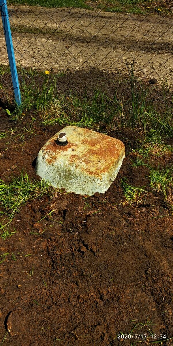 Закрыл выгребную яму старой чугунной мойкой, чтоб дети не провалились.