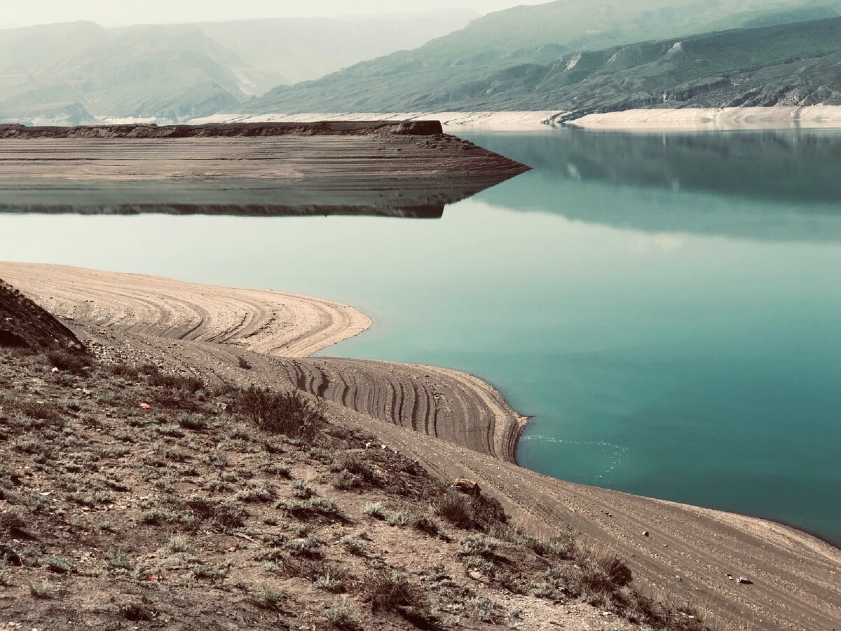 Водохранилище корень. Чиркейское водохранилище. Чиркейское водохранилище в Дагестане. Водохранилище Мингичаур. Черкесское море.