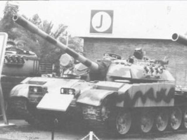 
Первая демонстрация танка "Тип 69" с комплектом Al Faw. Фото Tanks-encyclopedia.com
Собственное производство танков отсутствовало, а его запуск не представлялся возможным. Покупка новых танков за рубежом исключалась из-за ослабленной экономики. Единственным выходом оказалась модернизация наличных машин своими силами. Используя те или иные решения, можно было повысить некоторые характеристики бронетехники и тем самым улучшить ее боевые возможности.
