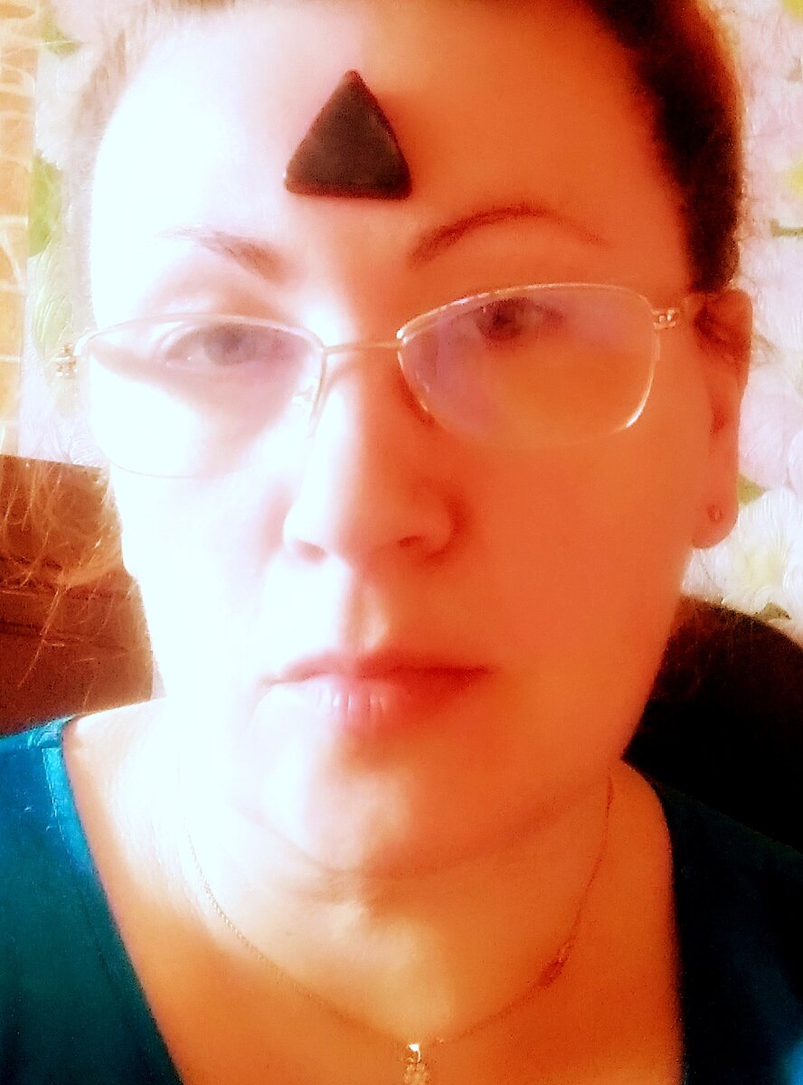 Черный треугольник непонятного происхождения крепко прилип ко лбу. фото автора