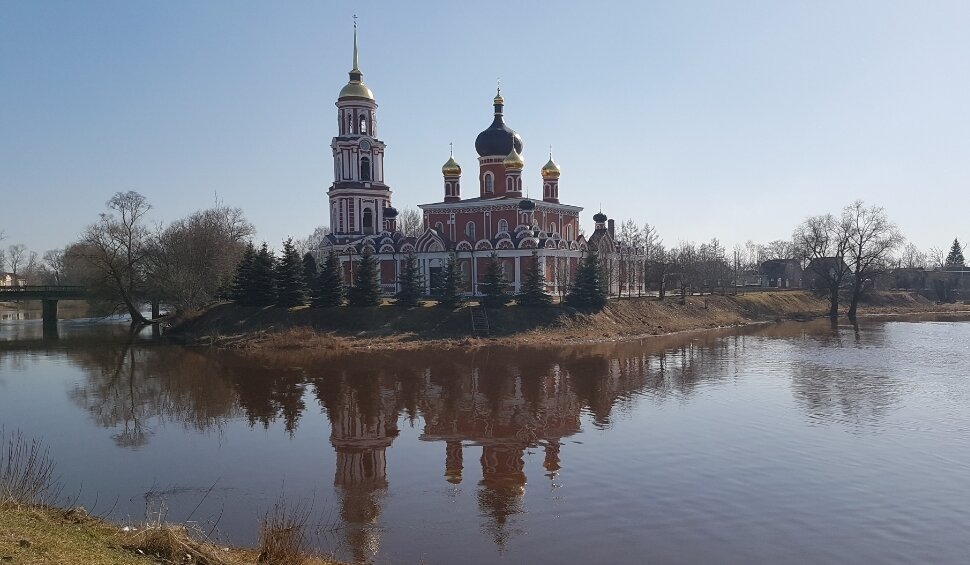 В центре современной Старой Руссы, что в Новгородской области.