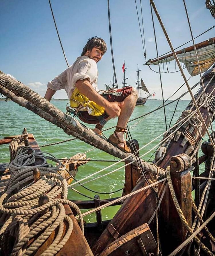 Михаил Аброськин в роли пирата.