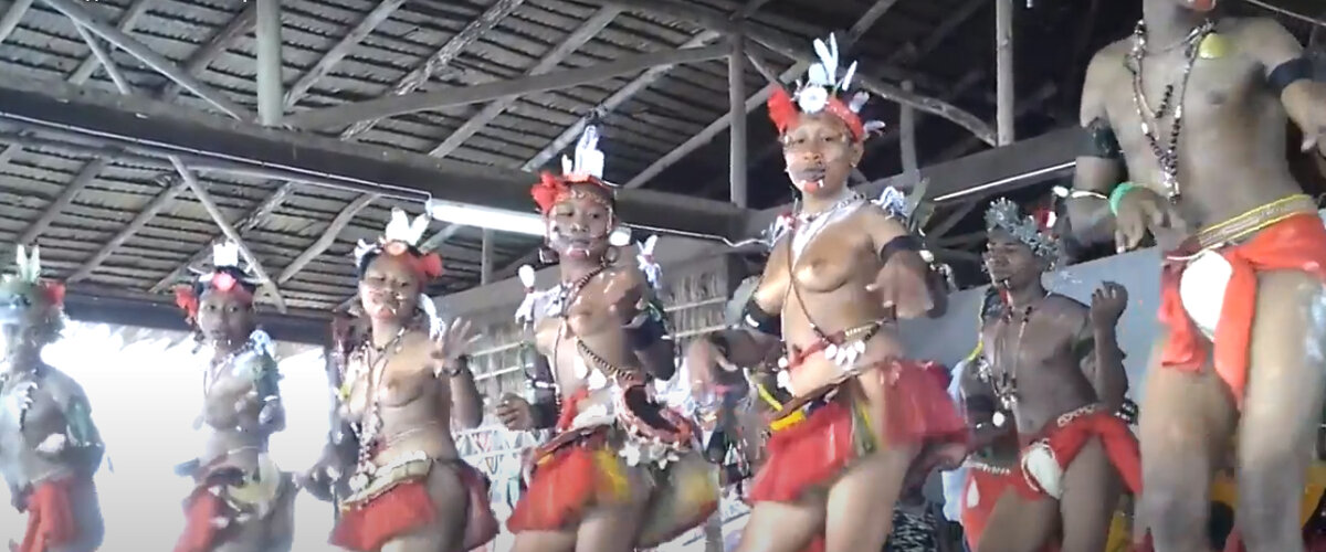 Тробрианские девушки танцуют топлес