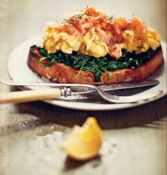 Тост с омлетом, шпинатом и копченым лососем