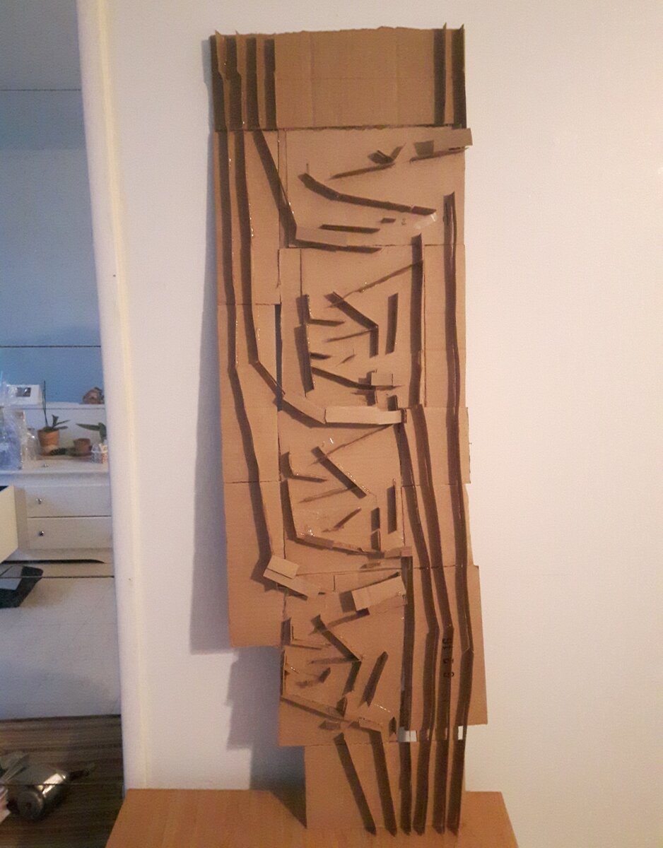  
Внешний вид картонного четырёхбитного калькулятора из картона. Хорошо видны полусумматор вверху и три сумматора в средней и нижней части калькулятора
