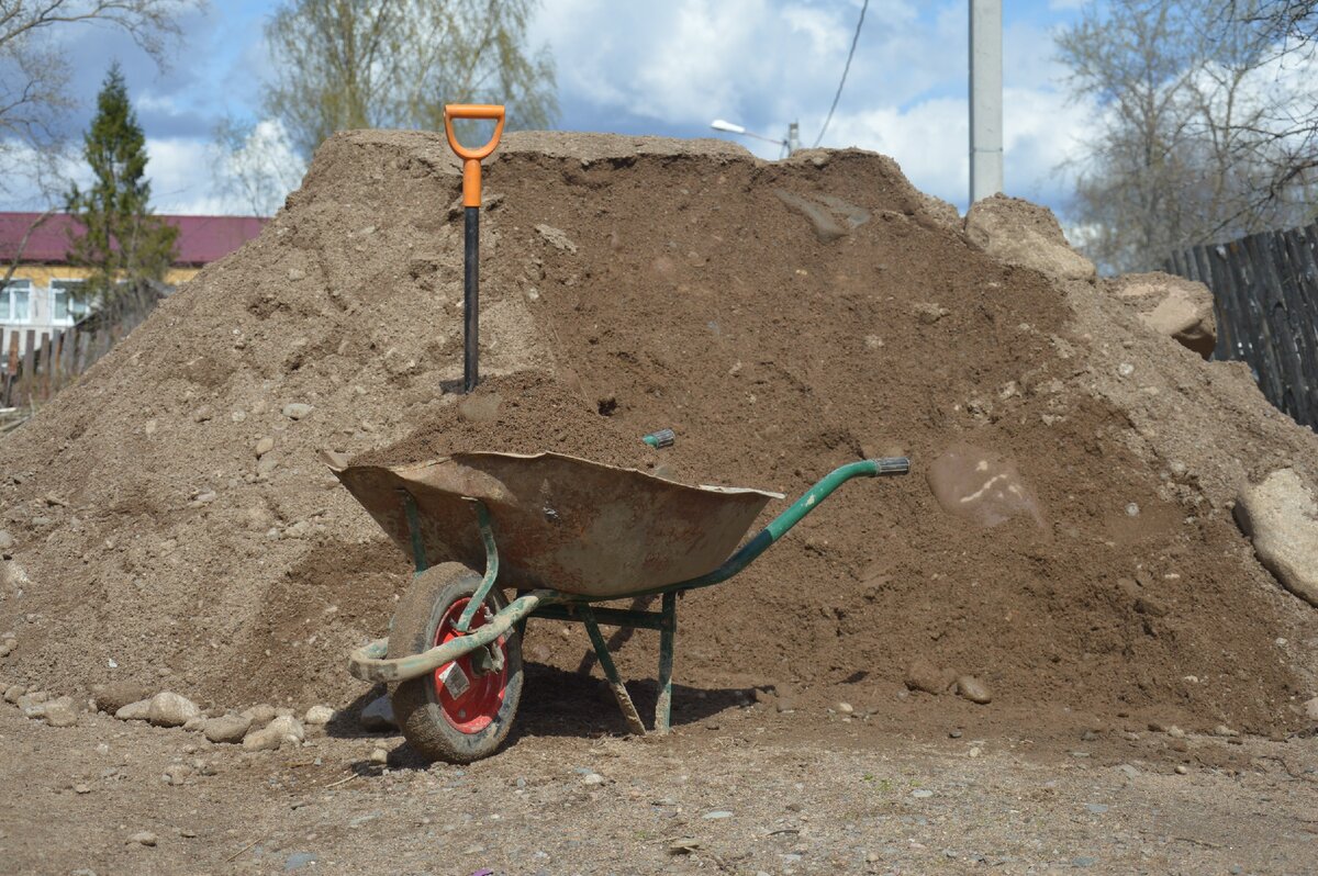 Отсыпал участок в уровень с помощью тележки, лопаты, граблей и 40 кубов  песка с камнем. Так делал и под баню пять лет назад | Баня на 5+ | Дзен