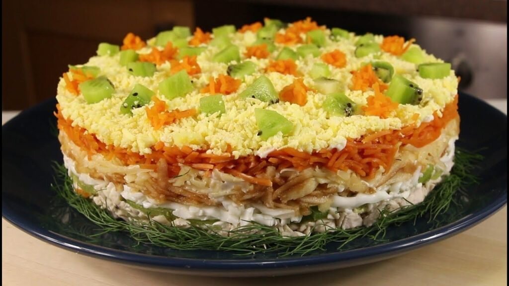 Увидев рецепт этого салата,решила приготовить.Салат действительно оказался интересным ,сочетание продуктов казалось бы не совместимое,например,корейская морковь и киви,но оказалось что  это очень вкусно,сочетание сладости и острой кислинки  получилось весьма необычно.И что мне больше всего понравилось так это то,что  салат готовится очень просто и продукты всегда есть дома.