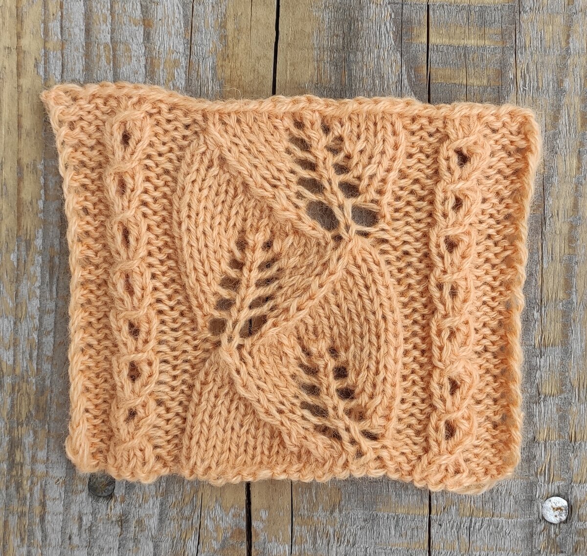 Образец ажурного узора в пол-листочка.