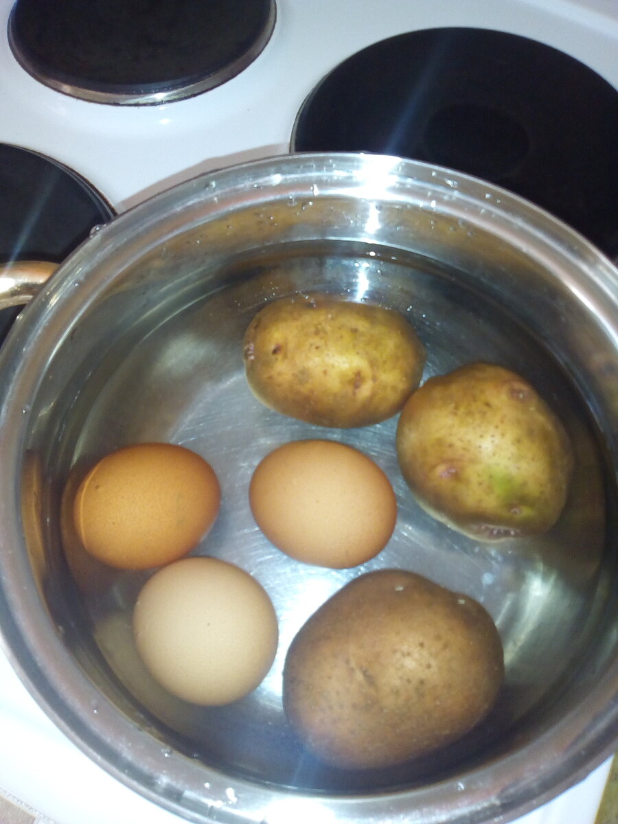 Ставлю варить яйца и картошку