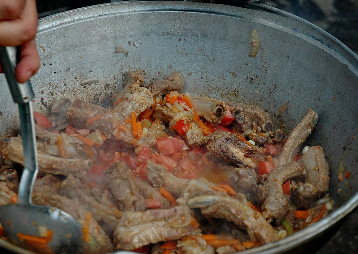 Мясо с овощами в казане на костре. Рёбра свиные с овощами в казане. Овощи в казане на костре. Ребра с овощами в казане. Морепродукты в казане на костре.