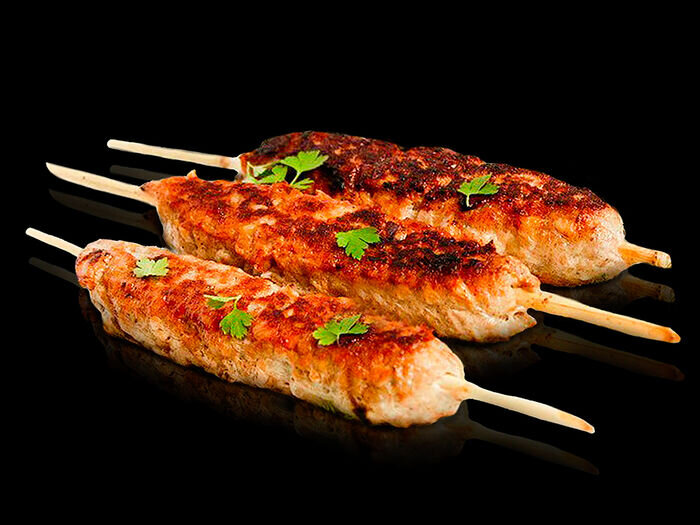 Люля-кебаб одно из самых популярных блюд кавказкой ,среднеазиатской и балканской кухонь,жареное на мангале .Не у всех есть возможность жарить на мангале и многие жарят люля-кебаб в духовке.В нашей стране это блюдо так же популярно.В переводе с тюркского люля означает трубка,а кебаб -мясо.Внешне люля действительно похожи на трубку.Традиционно люля-кебаб готовят из баранины,но из свинины или курицы они получаются не хуже.Обычно в фарш для люля добавляются только специи,но современные хозяйки добавляют в фарш и зелень,самое важное это при приготовлении фарша его нужно длительно вымешивать,пока фарш не станет плотным  и вязким,благодаря этому фарш не разваливается и хорошо сидит на шампурах.