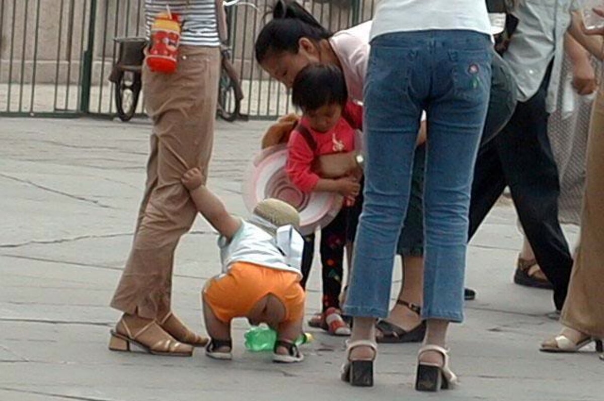 Где описались. Китайские штаны кайданку. Кайданку китайские детские штаны. Китайские детские штаны с дыркой. Детские штаны в Китае с дыркой.