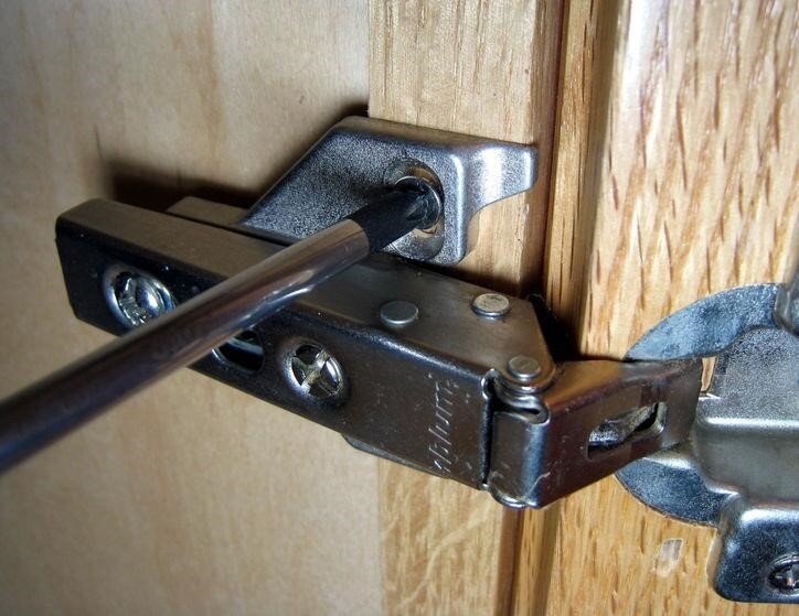 Как регулировать петли входных или межкомнатных дверей пошаговая инструкция