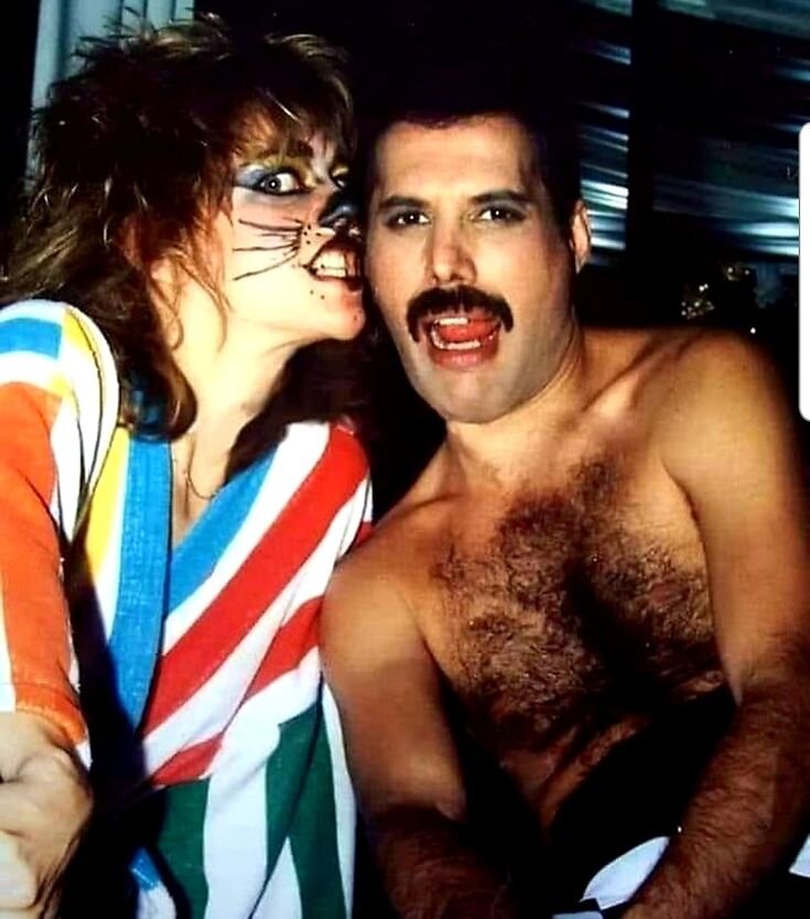 "Я находилась в Мюнхене в студии MusicLand, записывала свою музыку с Мэком. Фредди вошел, в это трудно было поверить! Он был так добр ко мне, и мы быстро подружились!" Jo Dare