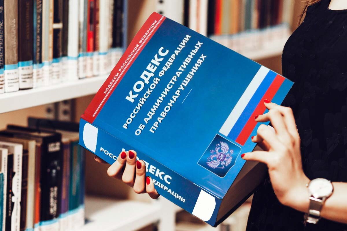 Досмотр граждан (в том числе и несовершеннолетних) регламентируется Кодексом об административных нарушениях - КОАП РФ. Статья 27.7. Личный досмотр, досмотр вещей, находящихся при физическом лице. НО выпускники не производили никаких правонарушений! Указанная статья не может быть применима к ним.